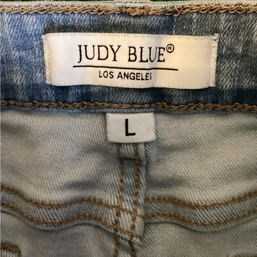 Judy Blue Contrast Panel Jean Shorts-SZ L
Waist 14”
Inseam 3” - Picture 3 of 4